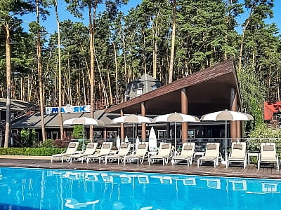 Літні відкриті басейни в заміському комплексі Glibivka Family Park в селі Глібівка на березі Київського моря