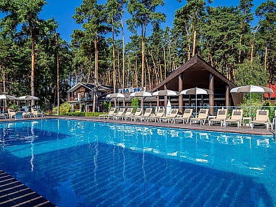 Літні відкриті басейни в заміському комплексі Glibivka Family Park в селі Глібівка на березі Київського моря