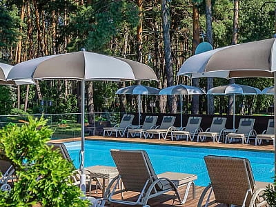 Літні відкриті басейни в заміському комплексі Glibivka Family Park в селі Глібівка на березі Київського моря