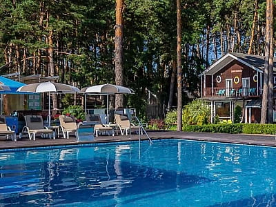Літні відкриті басейни в заміському комплексі Glibivka Family Park в селі Глібівка на березі Київського моря