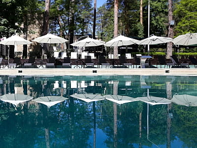 Grand Admiral Resort & SPA — заміський комплекс преміум-класу, розташований у сосновому лісі міста Ірпінь, лише за 15 км від Києва. 