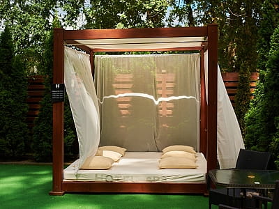 Бунгало біля басейна у заміському комплексі Hotel SPA в Ворзелі