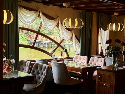 Ресторан на воді Шкіпер в у заміському комплексі Hotel SPA в Ворзелі