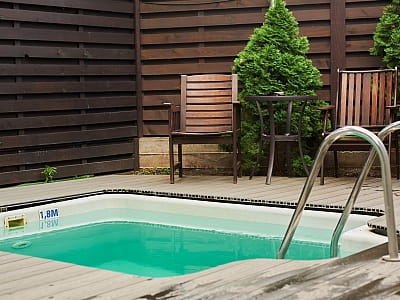 Зона біля літнього басейна у заміському комплексі Hotel SPA в Ворзелі