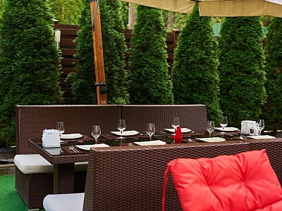 Зона біля літнього басейна у заміському комплексі Hotel SPA в Ворзелі