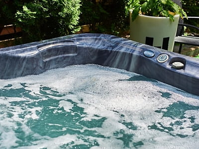 Джакузі у заміському комплексі Hotel SPA в Ворзелі