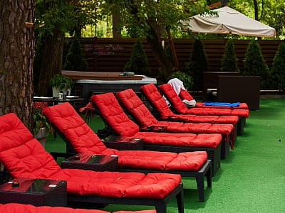 Зона біля літнього басейна у заміському комплексі Hotel SPA в Ворзелі