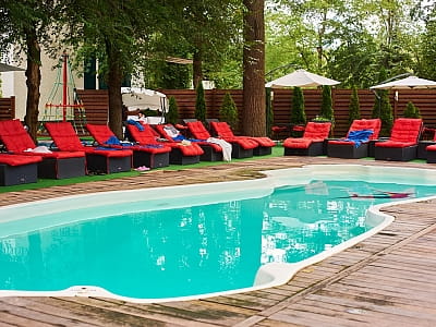 Hotel SPA & Ресторан "Шкіпер" — це заміський комплекс, розташований лише за 17 км від Києва, у мальовничій курортній зоні Ворзеля, серед сосново-листяного лісу, біля озера.