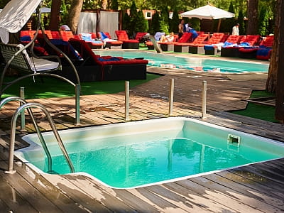 Зона біля літнього басейна у заміському комплексі Hotel SPA в Ворзелі