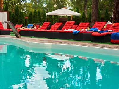 Відкритий літній басейн у заміському комплексі Hotel SPA в Ворзелі