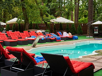Відкритий літній басейн у заміському комплексі Hotel SPA в Ворзелі