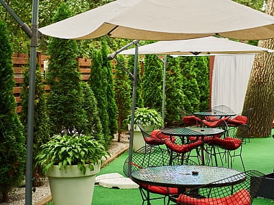 Зона біля літнього басейна у заміському комплексі Hotel SPA в Ворзелі