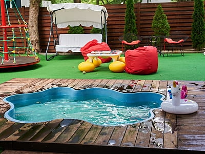 Зона біля літнього басейна у заміському комплексі Hotel SPA в Ворзелі