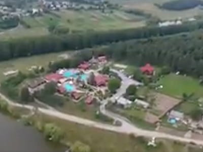  Заміський комплекс «Лани» розташований у селі Бохоники поблизу Вінниці. Поруч протікає річка Південний Буг, а навпроти комплексу — озеро, що створює атмосферу справжнього природного відпочинку.