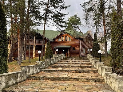 Відпочинок у Ліс&More: басейни з морською панорамою, сауна, чан, котеджі, ресторан, BBQ-зони, заходи та затишок серед сосен неподалік Києва.