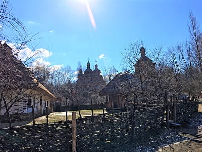 Мамаєва Слобода в Києві — музей просто неба, що відтворює побут і архітектуру Наддніпрянщини XVIII ст. Справжня козацька Україна поруч із вами!