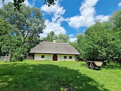 Мамаєва Слобода в Києві — музей просто неба, що відтворює побут і архітектуру Наддніпрянщини XVIII ст. Справжня козацька Україна поруч із вами!