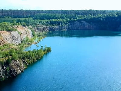 Мальовничий Миролюбівський кар'єр із прозорою водою, рибалкою, підводним лісом та спокоєм. Ідеальне місце для відпочинку та пригод.
