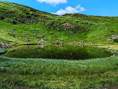 Водойма Українських Карпат, чия назва пов'язана з легендами - це озеро Несамовите у Івано Франківській області.