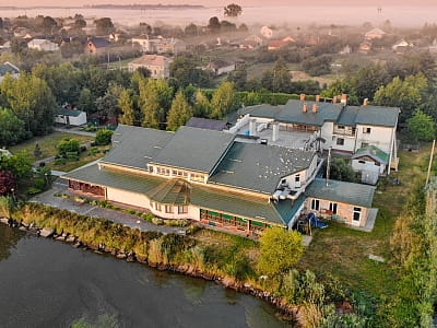 Відпочинковий комплекс «Озерний край» біля Львова — готель, ресторан, риболовля, сауна та мальовничий вид на озеро для спокійного відпочинку.