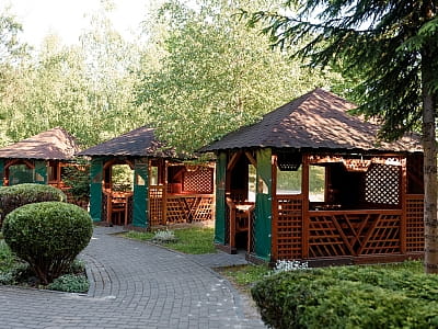 альтанки в заміському комплексі "Озерний край" в місті Пустомити Львівської області