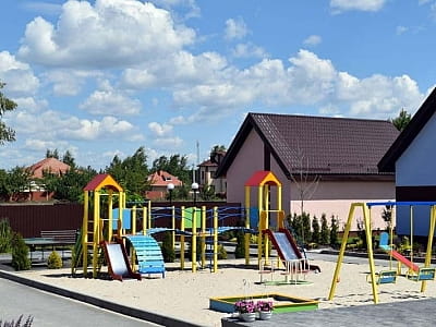 Дитячий майданчик в заміському комплексі «Перлина Дзвінкова» в селі Дзвінкове Київської області
