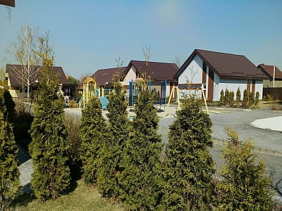 Заміський комплекс «Перлина Дзвінкова» — відпочинок серед природи з басейном, кінними прогулянками, еко-кухнею та затишним проживанням біля Києва.