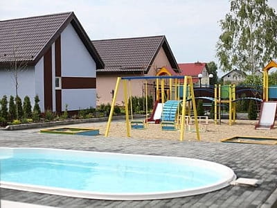 Відкритий басейн в заміському комплексі «Перлина Дзвінкова» в селі Дзвінкове Київської області