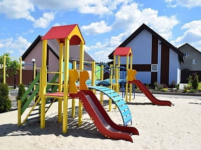 Дитячий майданчик в заміському комплексі «Перлина Дзвінкова» в селі Дзвінкове Київської області
