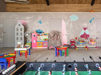 Дитячий клуб в заміському комплексі "Queen Country Club" в селищі Козин біля Києва