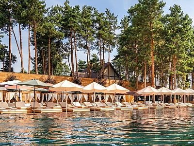У Queen Country Club, що в Козині за 20 км від Києва, розташований відкритий 26-метровий басейн з підігрівом та підсвічуванням. 