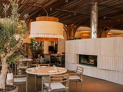 Ресторан в заміському комплексі "Queen Country Club" в селищі Козин біля Києва