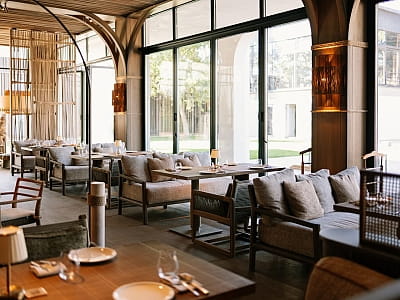 Ресторан в заміському комплексі "Queen Country Club" в селищі Козин біля Києва