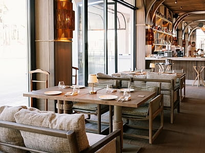 Ресторан в заміському комплексі "Queen Country Club" в селищі Козин біля Києва