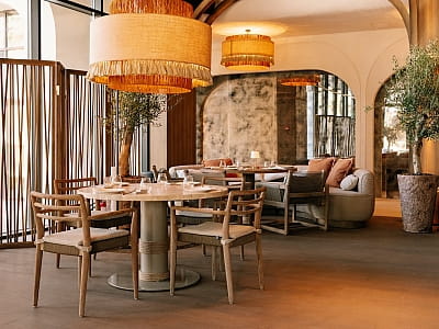 Ресторан в заміському комплексі "Queen Country Club" в селищі Козин біля Києва