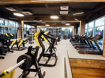 Тренажерна зала та фітнес клуб в заміському комплексі "Queen Country Club" в селищі Козин біля Києва