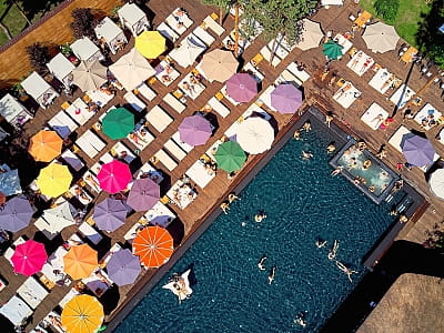 Відкритий літній басейн в заміському комплексі "Queen Country Club" в селищі Козин біля Києва