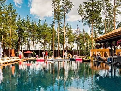 Відкритий літній басейн в заміському комплексі "Queen Country Club" в селищі Козин біля Києва