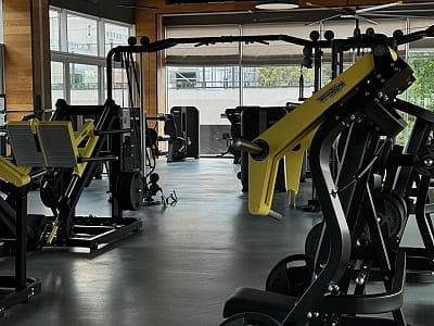 Тренажерна зала та фітнес клуб в заміському комплексі "Queen Country Club" в селищі Козин біля Києва