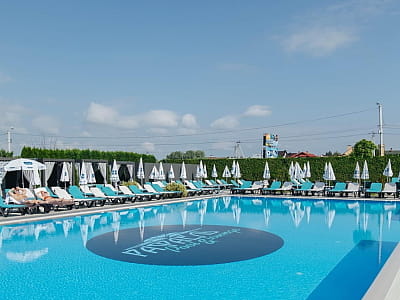 Для гостей Rafael Pool&Lounge доступні два басейни — дорослий (24×10 м) та дитячий (12×6 м), а також джакузі. Територія обладнана шезлонгами, зокрема і в воді, шатрами та lounge-зоною з баром і кальяном. Басейн працює з 10:00 до 20:00.