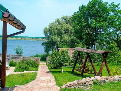 Заміський комплекс "Родинне гніздо" розташований у селі Гармаки на Вінниччині, поруч із мальовничим озером.