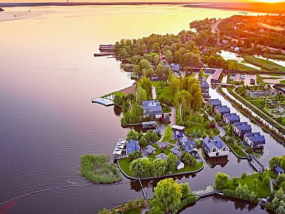 Selfish Club — елітний відпочинок на Дніпрі: будинки на воді, риболовля, SPA, ресторан зі свіжою рибою, лазні та повне усамітнення серед природи.