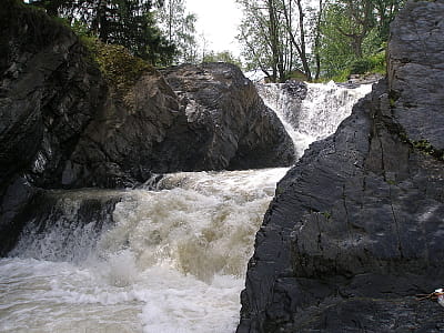 Сучавський Гук — каскадний водоспад у серці Карпат, село Шепіт