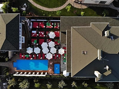 Вікритий літній басейн в заміському комплексі Viktoriya Family на Петропавлівській Борщагіці біля Києва