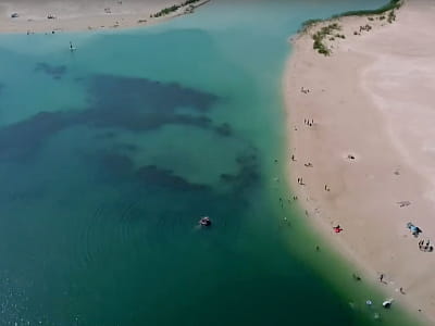Відпочинок на Вільногірському кар’єрі: бірюзова вода, білий пісок, пляж і фотосесії. Дізнайтесь, як дістатися та що подивитися поруч.