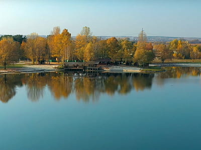 Блакитне озеро в селі Горенка — унікальна водойма з чистою водою, піщаними пляжами та можливістю риболовлі. Відмінне місце для відпочинку поблизу Києва.