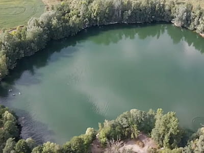  Бушівське озеро (Бушівський кар'єр, Голубе озеро) — це справжній природний скарб Київщини, розташований неподалік села Бушеве.