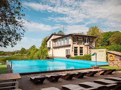 Для гостей заміського комплексу «Butterfly SPA-Hotel» доступні чотири відкриті басейни: прозорий басейн із глибиною 3 м, великий сімейний (30×10 м), басейн з підігрівом (15×6 м) і «живий» басейн із джерельною водою площею 620 м². 