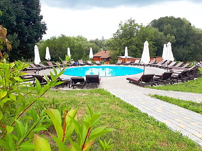 Для відпочинку в Comarovo Club на воді доступні три просторі басейни для дорослих та один дитячий. Басейни оточені шезлонгами й альтанками, що створює ідеальні умови для літнього релаксу.