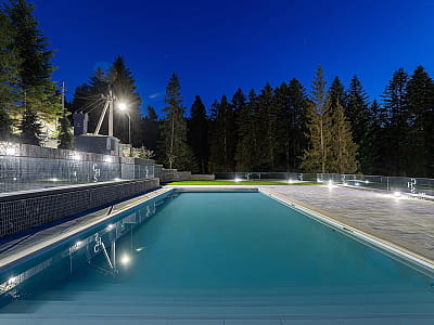  Crona Hotel & SPA — це заміський комплекс у Східниці, оточений Карпатами. Готель пропонує затишні номери, ресторан з авторськими стравами та головну перевагу — розкішний відпочинок біля басейну з панорамними краєвидами.